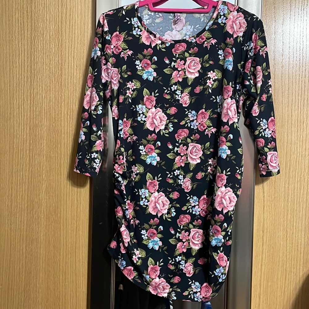 Mom’s the Word Maternity size Large floral top black with pink ruched sides